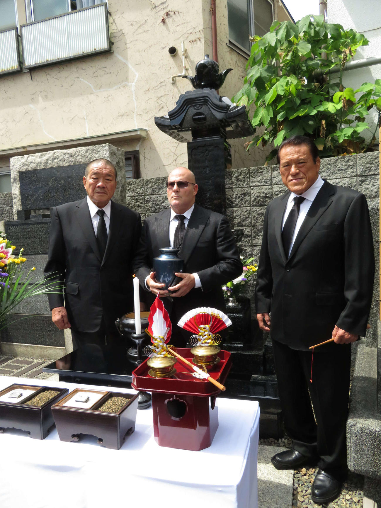 17年7月、カール・ゴッチさんの墓の前に立つ、左から藤原、ジョー・マレンコ、アントニオ猪木さん