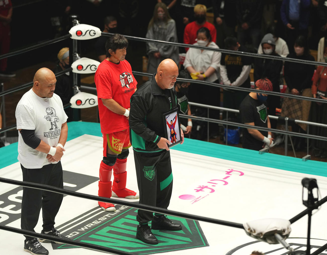 試合前、アントニオ猪木さんをしのびテンカウントを行う武藤（右）藤田（左）船木ら（撮影・垰建太）
