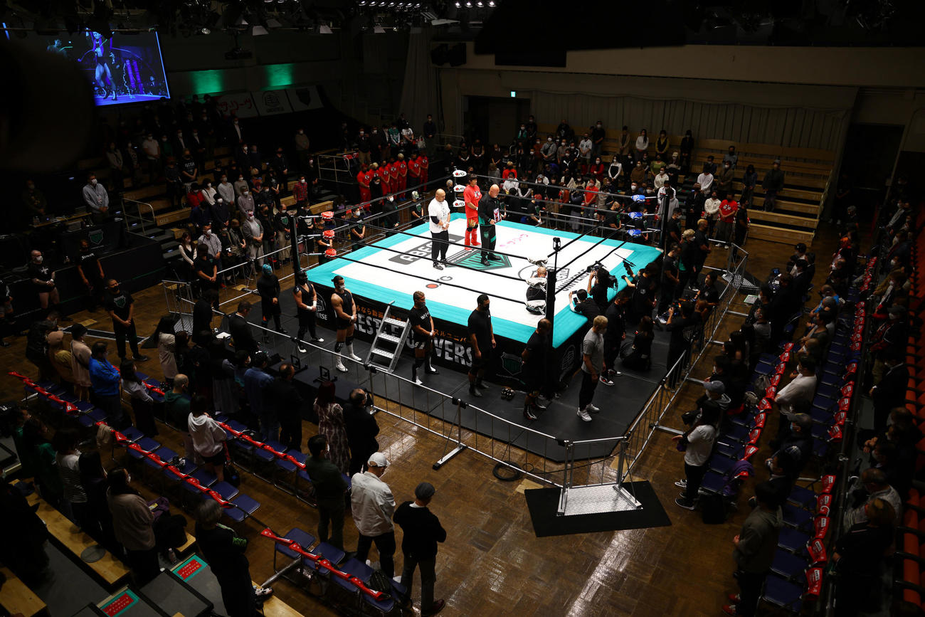 試合前、アントニオ猪木さんをしのびテンカウントを行う武藤（中央）、藤田（同左）、船木ら（撮影・垰建太）