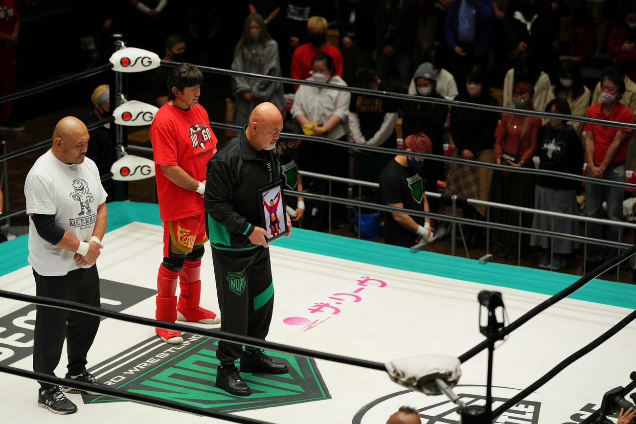 試合前、アントニオ猪木さんをしのびテンカウントを行う武藤（右）藤田（左）船木ら（撮影・垰建太）