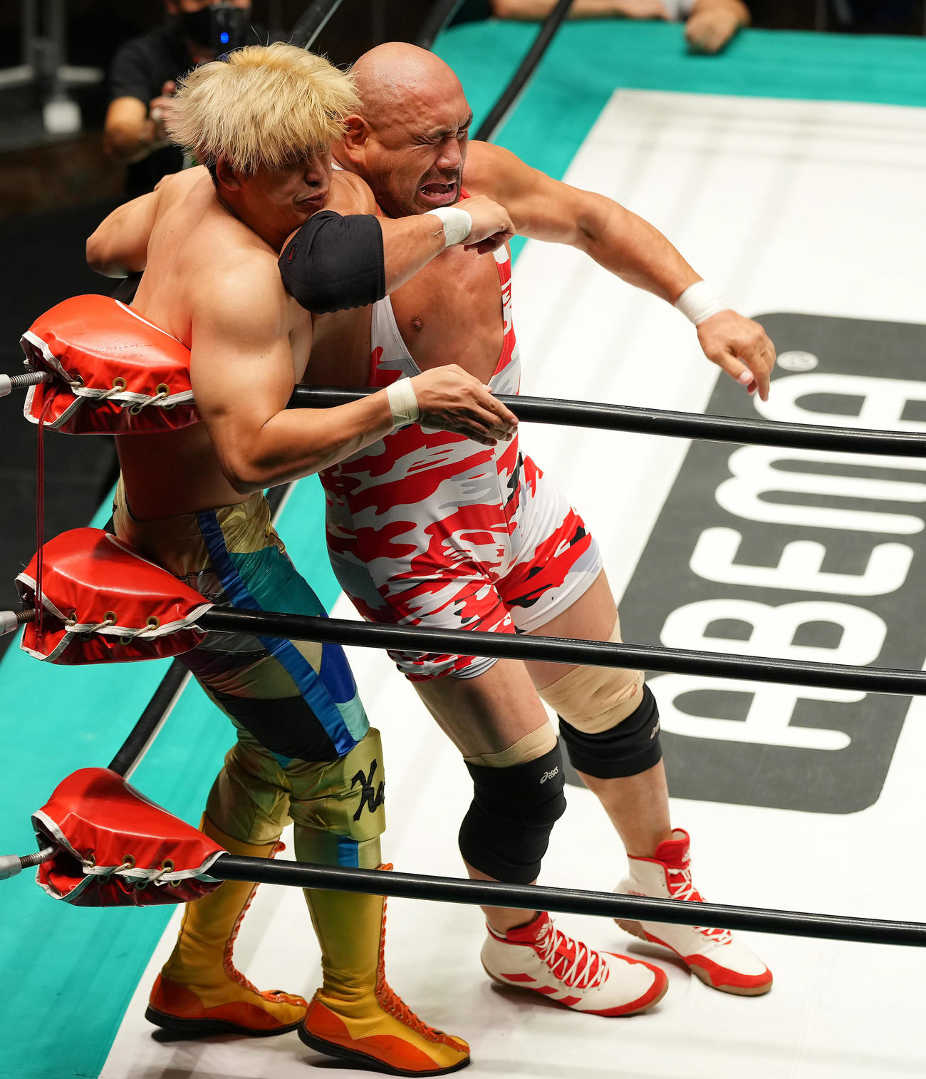 清宮海斗、稲村愛輝組対藤田和之、鈴木秀樹組　コーナーで清宮（左）を攻める藤田（撮影・垰建太）