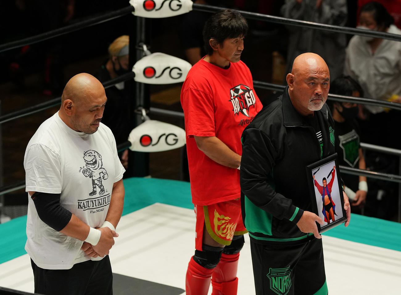 試合前、アントニオ猪木さんの遺影を手にする武藤（右）。左は藤田、右は船木（撮影・垰建太）