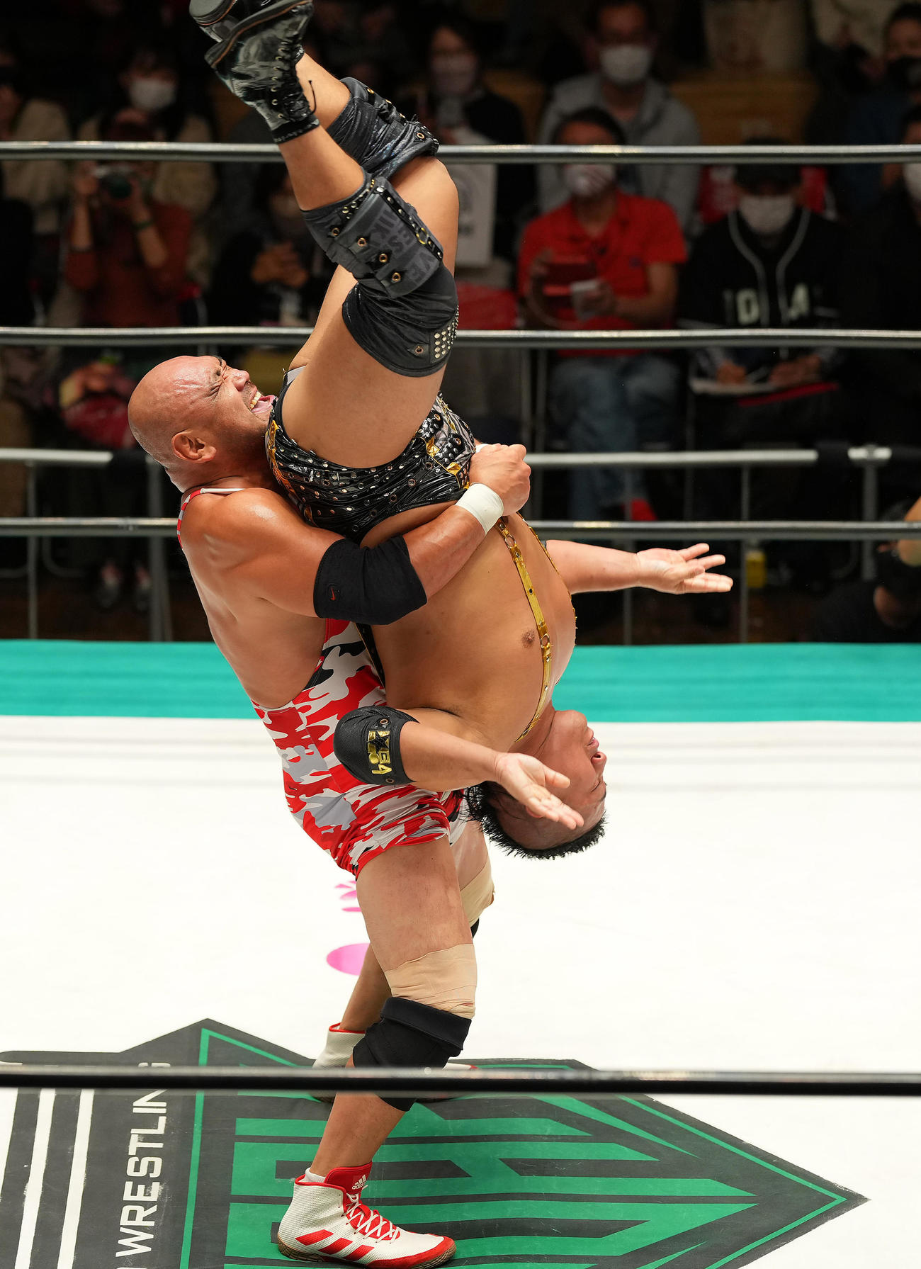 清宮海斗、稲村愛輝組対藤田和之、鈴木秀樹組　藤田（左）は稲村にビーストボムを決める（撮影・垰建太）