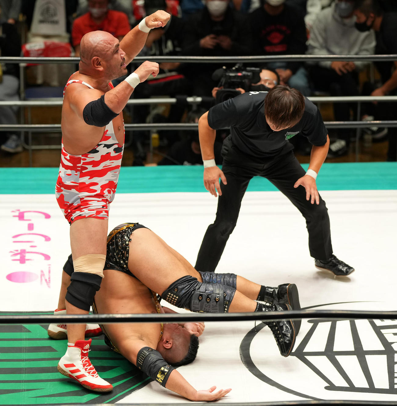 清宮海斗、稲村愛輝組対藤田和之、鈴木秀樹組　稲村（下）にビーストボムを決め勝利した藤田はガッツポーズする（撮影・垰建太）