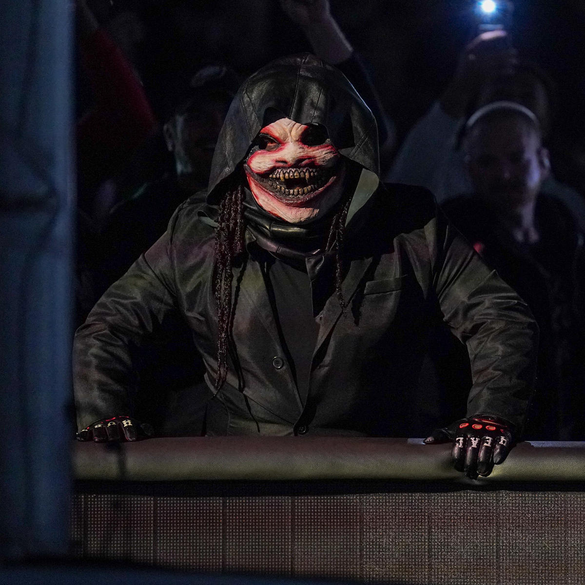 会場に姿をみせた“ザ・フィーンド”に扮（ふん）した謎の男（C）2022 WWE, Inc. All Rights Reserved.