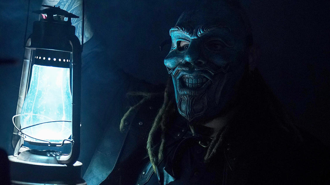 謎の仮面男に扮した“悪霊”ブレイ・ワイアット（C）2022 WWE, Inc. All Rights Reserved.