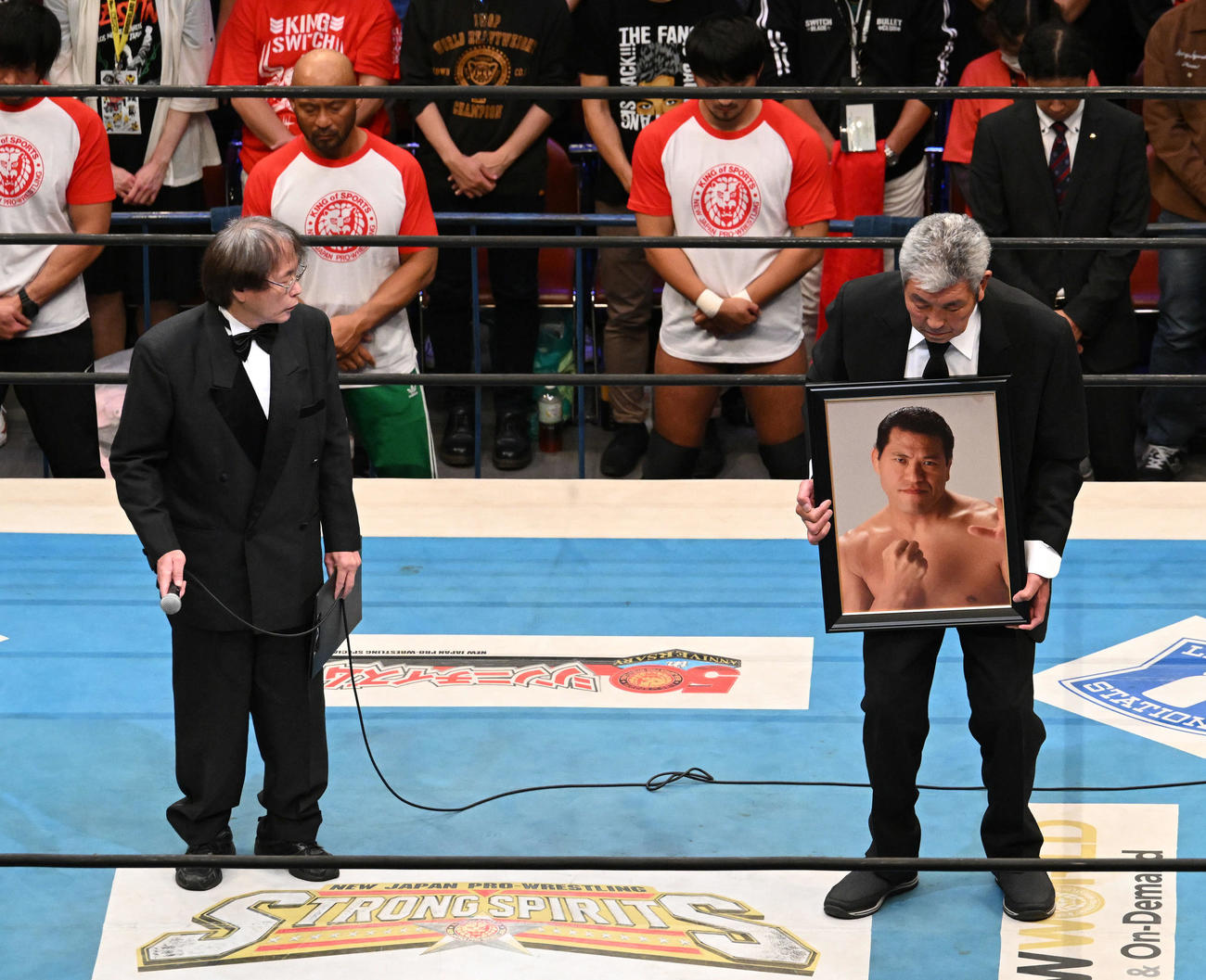 試合前に亡くなったアントニオ猪木さんをしのび10カウントセレモニーが行われ、遺影を手にする坂口征二氏（右）と田中ケロ氏（撮影・滝沢徹郎）