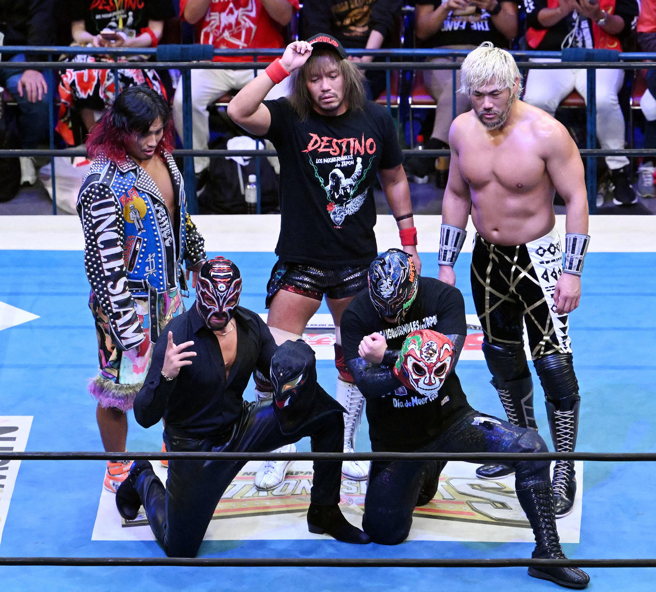 8人タッグマッチ後、記念撮影する内藤哲也（後列中央）らロス・インゴベルナブレス・デ・ハポンのメンバー（撮影・滝沢徹郎）