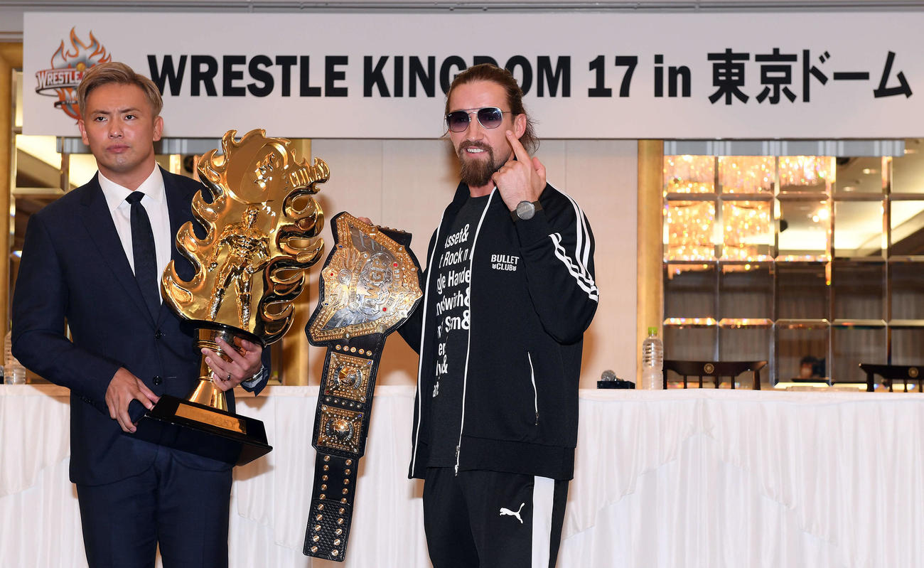 記念撮影でポーズを決めるチャンピオンのホワイト（右）とオカダ・カズチカ（撮影・たえ見朱実）