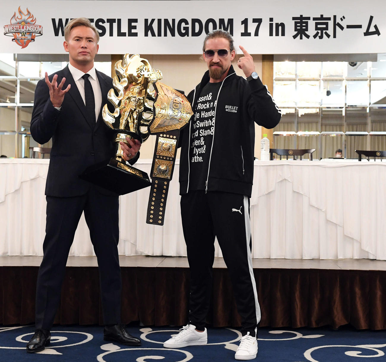 記念撮影でポーズを決めるチャンピオンのホワイト（右）とオカダ・カズチカ（撮影・たえ見朱実）