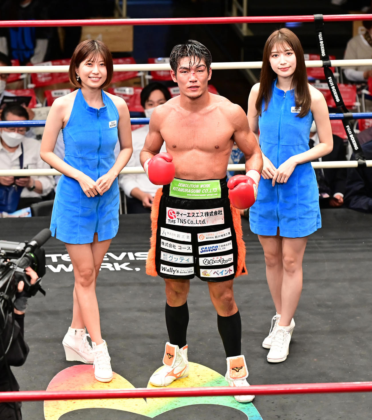 2ー0の判定勝利を収め日本ライト級挑戦者に決まった仲里。左はラウンドガールの天野麻菜、右は雪平莉佐（撮影・小沢裕）　