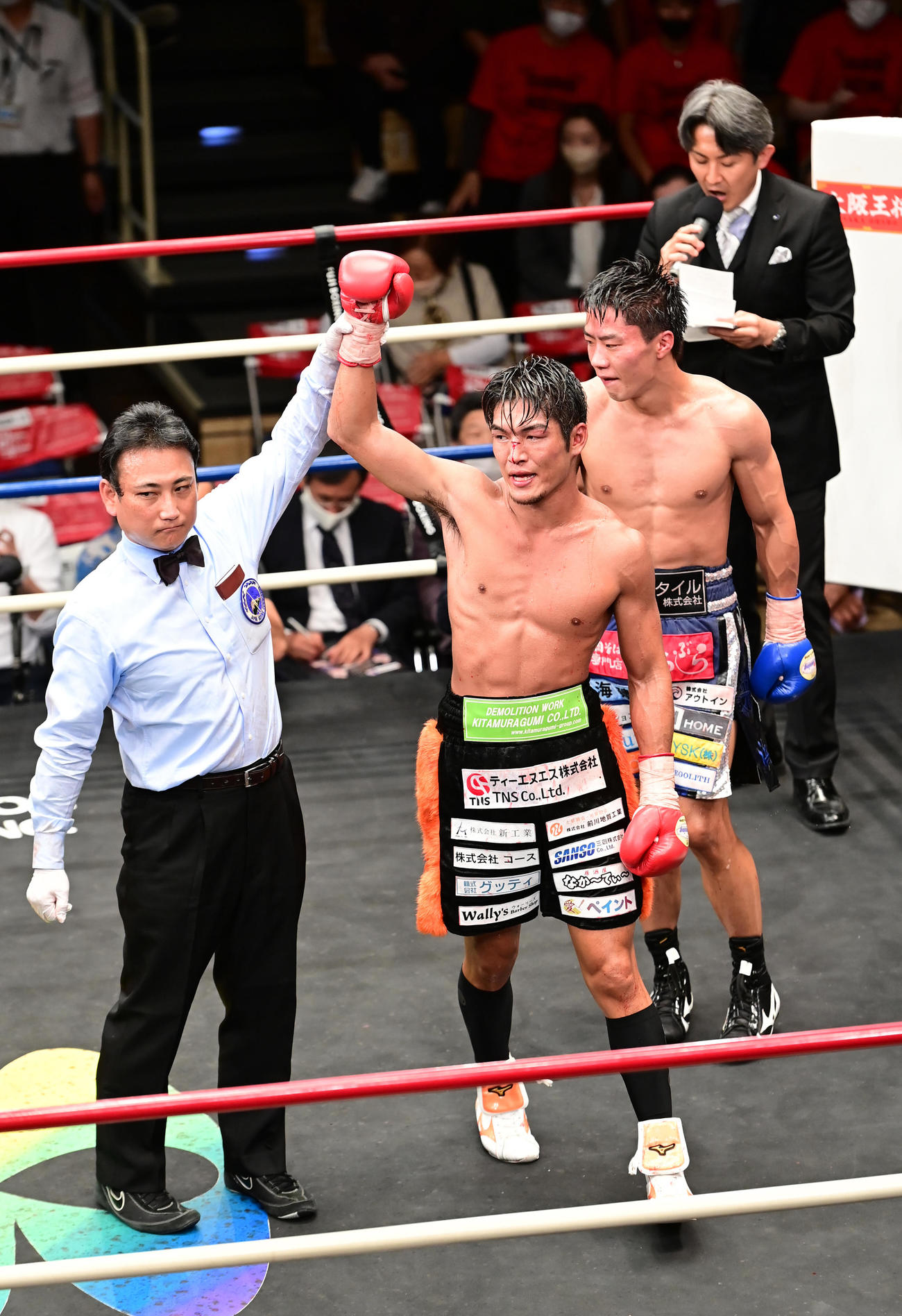 2ー0の判定勝利を収め日本ライト級挑戦者に決まった仲里。右は鯉渕（撮影・小沢裕）　