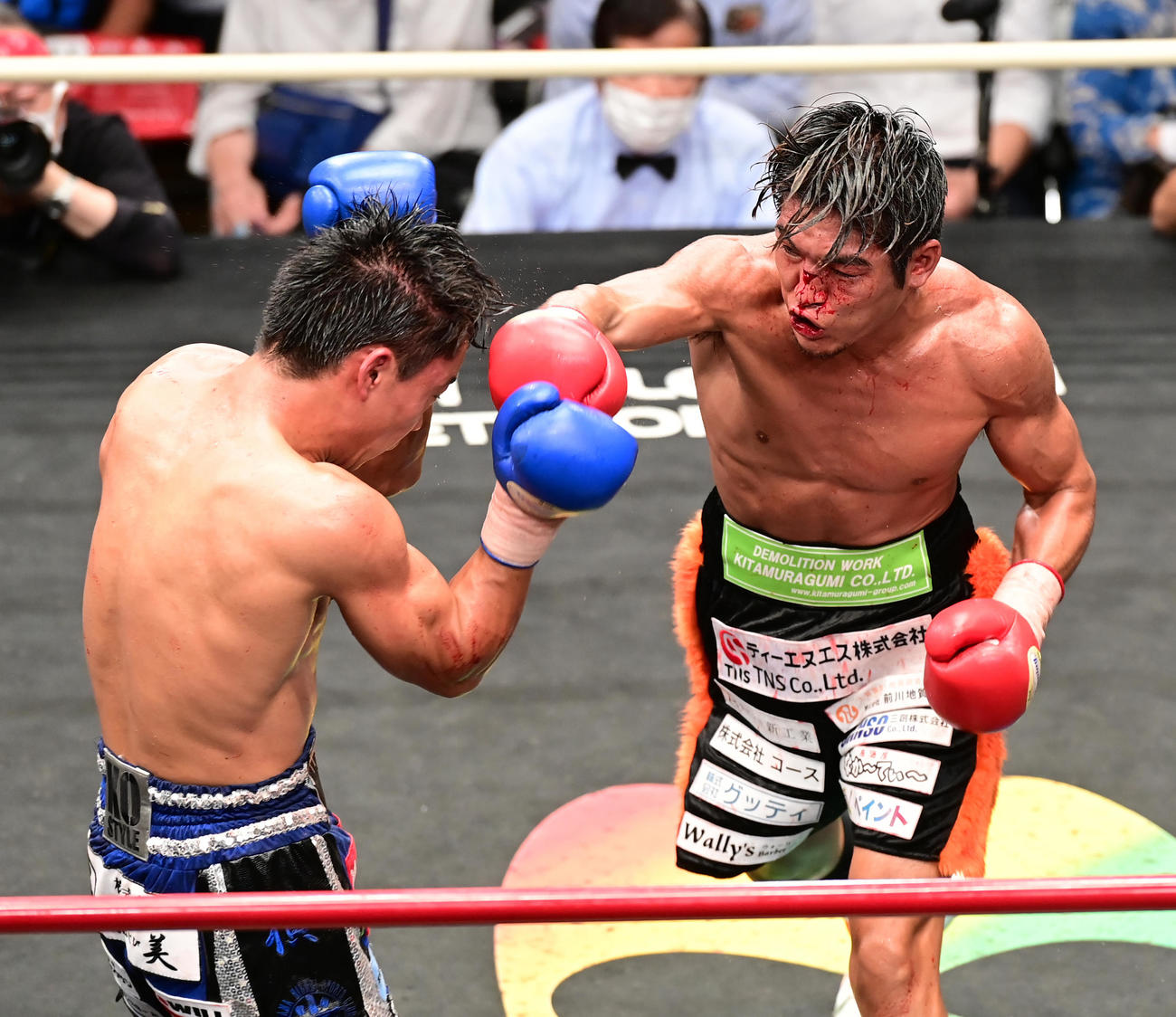 8回、鯉渕（左）にパンチを放つ仲里（撮影・小沢裕）　