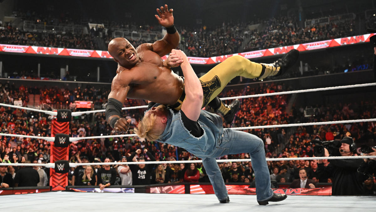 ボビー・ラシュリー（上）をスープレックスで投げるブロック・レスナー（C）2022 WWE, Inc. All Rights Reserved.