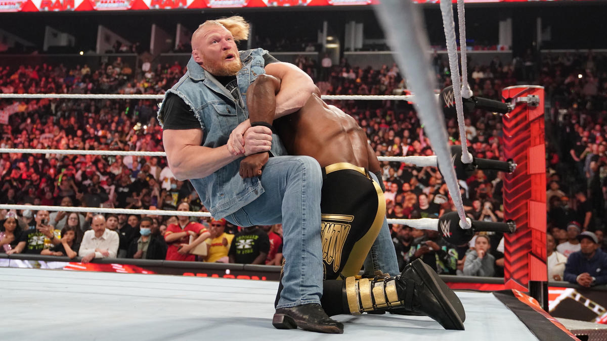ボビー・ラシュリー（右）の左腕を捕獲し、キムラロックで絞めるブロック・レスナー（C）2022 WWE, Inc. All Rights Reserved.
