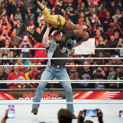 WWE】ブロック・レスナーが3カ月ぶり登場「筋肉魔人」ラシュリーを