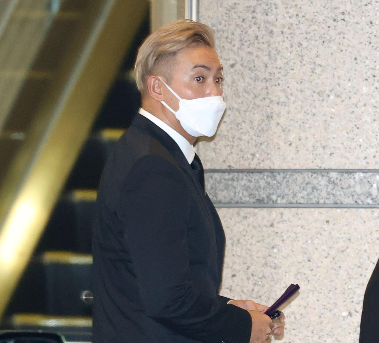 猪木さんの通夜を弔問するオカダ・カズチカ