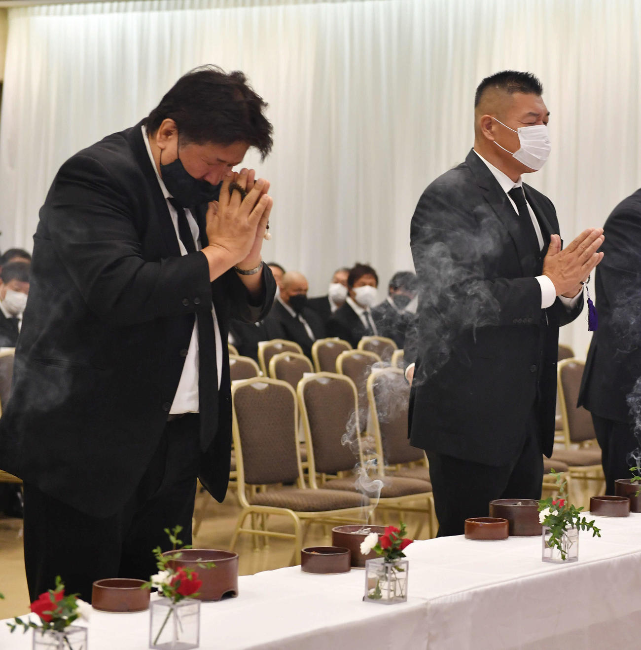通夜に訪れた前田日明氏（左）と小川直也氏〓（○の中に小文字のC）IGF