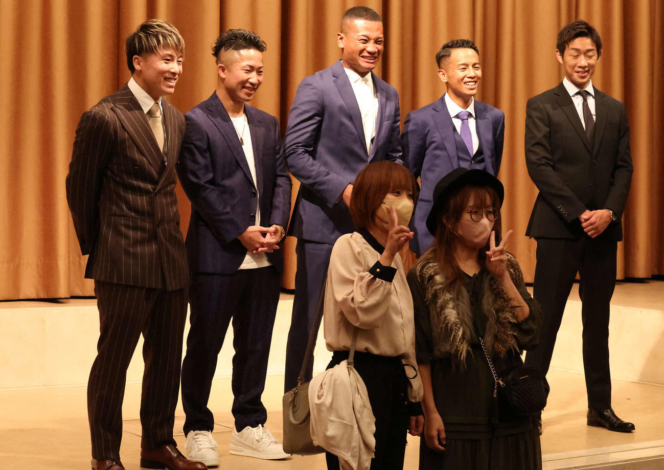 大橋ジム後援会の懇親会で記念撮影に応じる井上尚（後列左端）、弟拓真（同2人目）ら大橋ジムの選手たち（撮影・丹羽敏通）