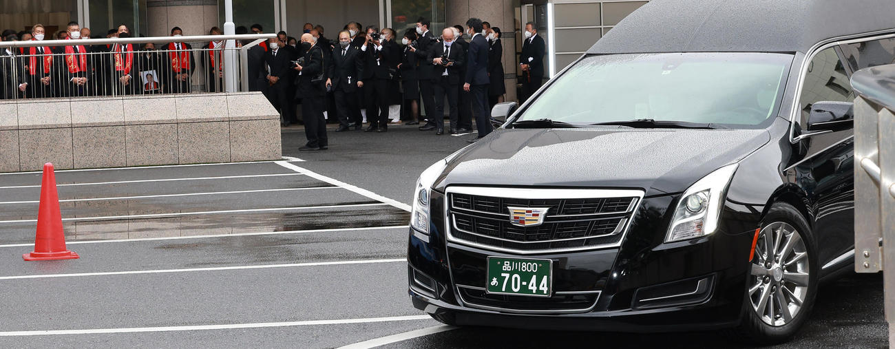 レスラーたちに見送られアントニオ猪木さんのひつぎを載せ出発する霊きゅう車（撮影・中島郁夫）
