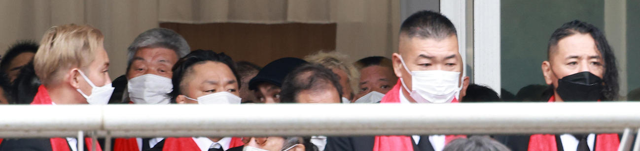 アントニオ猪木さんを見送る、左からオカダ・カズチカ、坂口征二氏、後藤洋央紀、藤田和之、1人おいて小川直也氏、中邑真輔（撮影・中島郁夫）