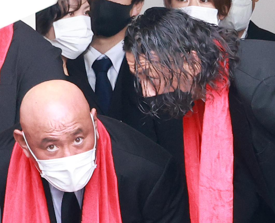 アントニオ猪木さんの告別式に参列した武藤敬司（左）と中邑真輔（撮影・中島郁夫）