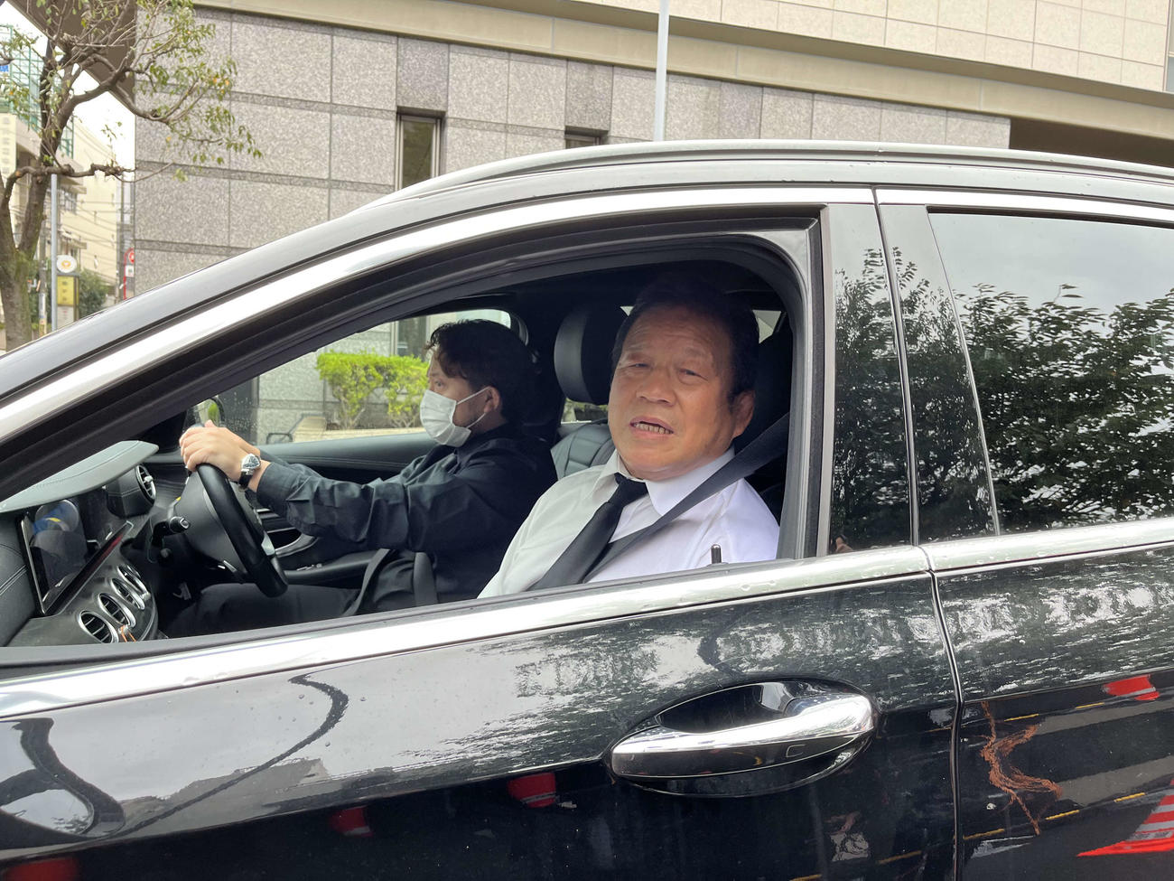 告別式からの帰途、車を止めて取材に応じる藤波（撮影・勝部晃多）