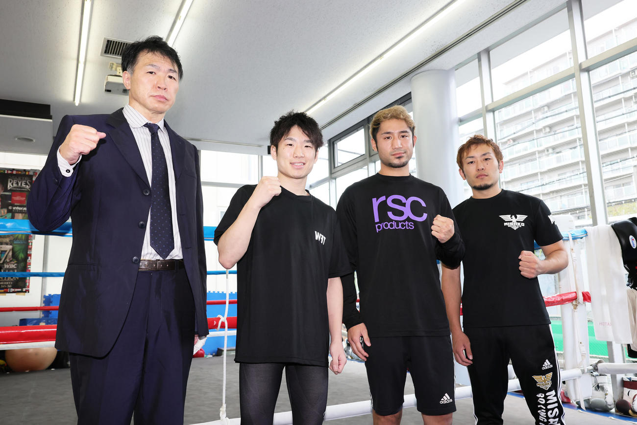 会見に臨んだ、左からBMBジム寺地永会長、寺地拳四朗、吉野、三迫ジム椎野トレーナー（撮影・足立雅史）