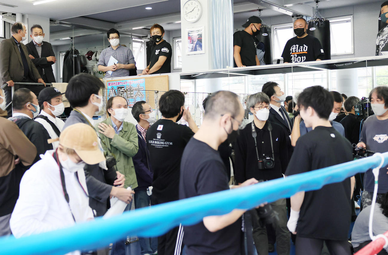 寺地（手前右端）のスパーリング見学に訪れたワタナベジムの渡辺会長（後方左から2人目）（撮影・足立雅史）