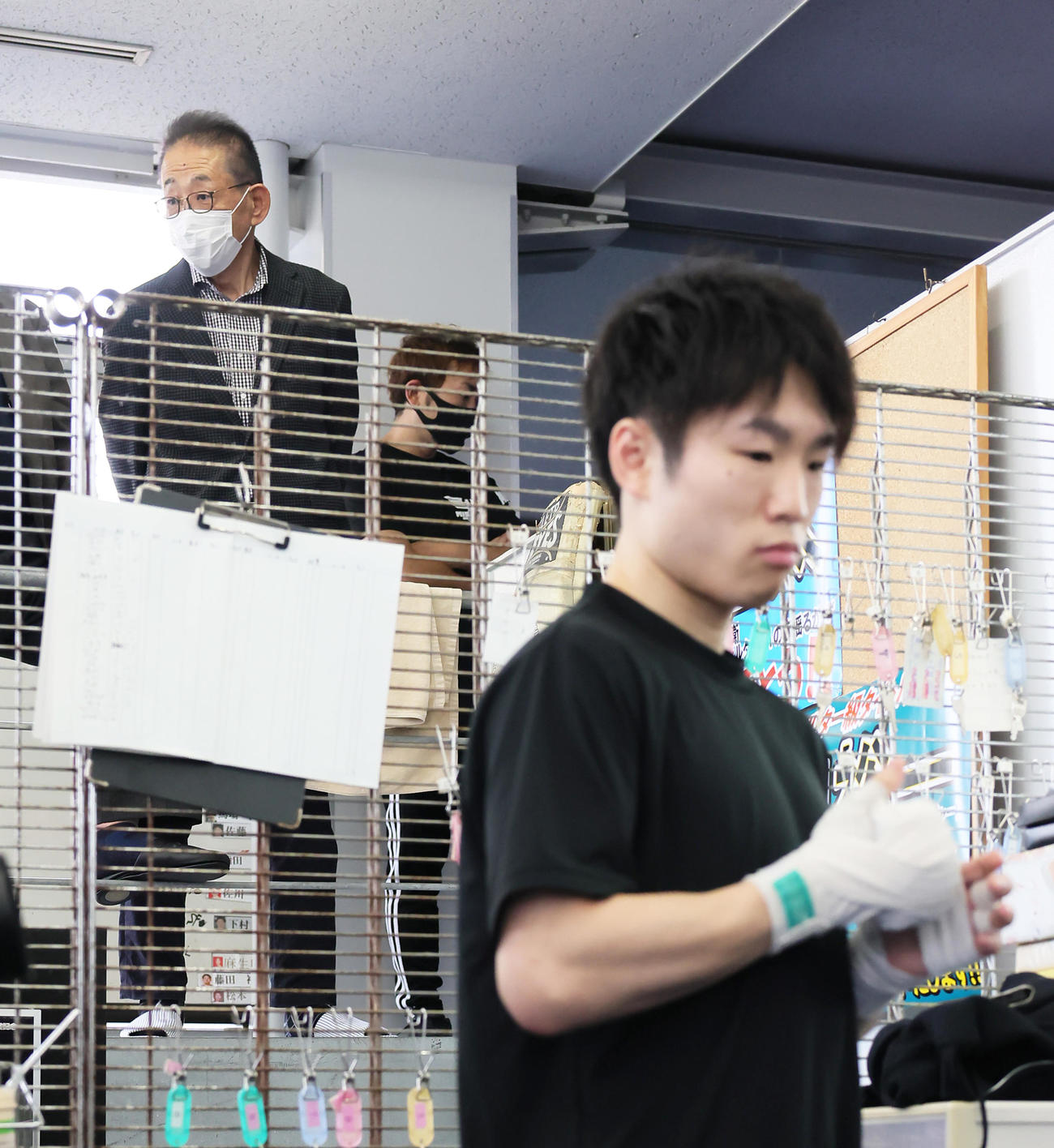 寺地（手前）のスパーリング見学に訪れたワタナベジムの渡辺会長（撮影・足立雅史）
