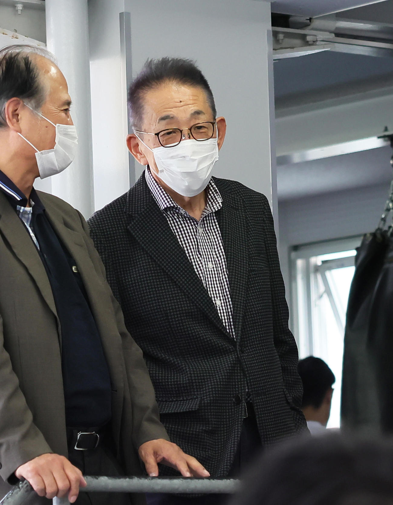 スパーリングを見学するワタナベジムの渡辺会長（撮影・足立雅史）