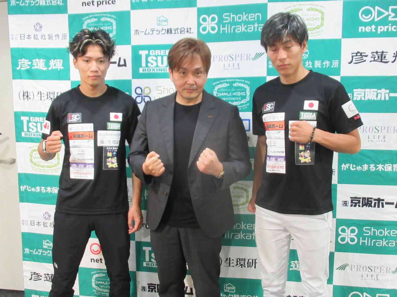 会見に臨んだグリーンツダジムの左から前田、本石会長、下町（撮影・実藤健一）