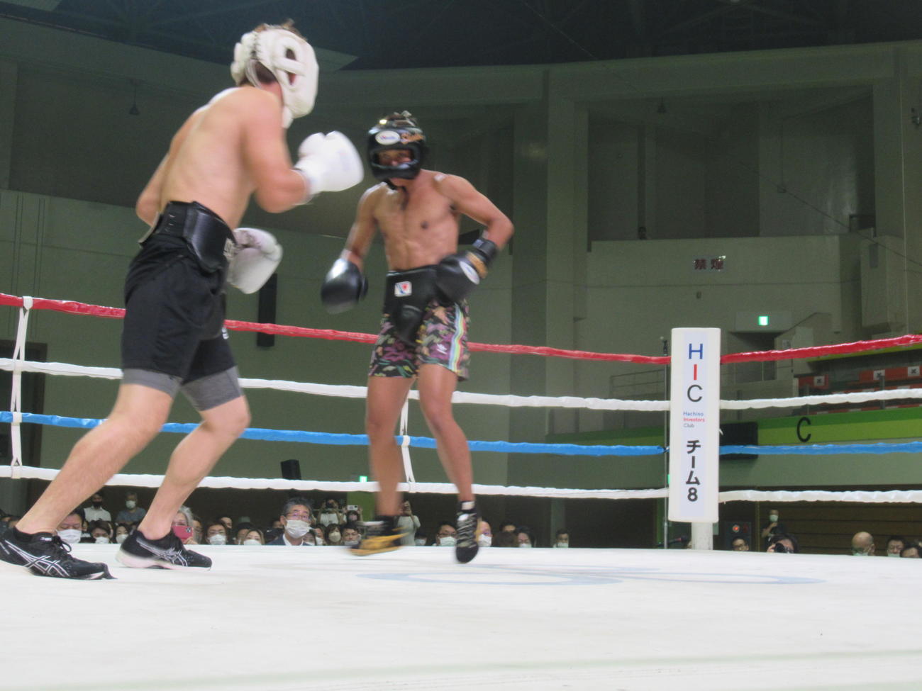 異例のスパーリングに臨んだ真道ゴー（右）。左はパートナーを務めた同ジムの森本（2022年8月7日撮影）