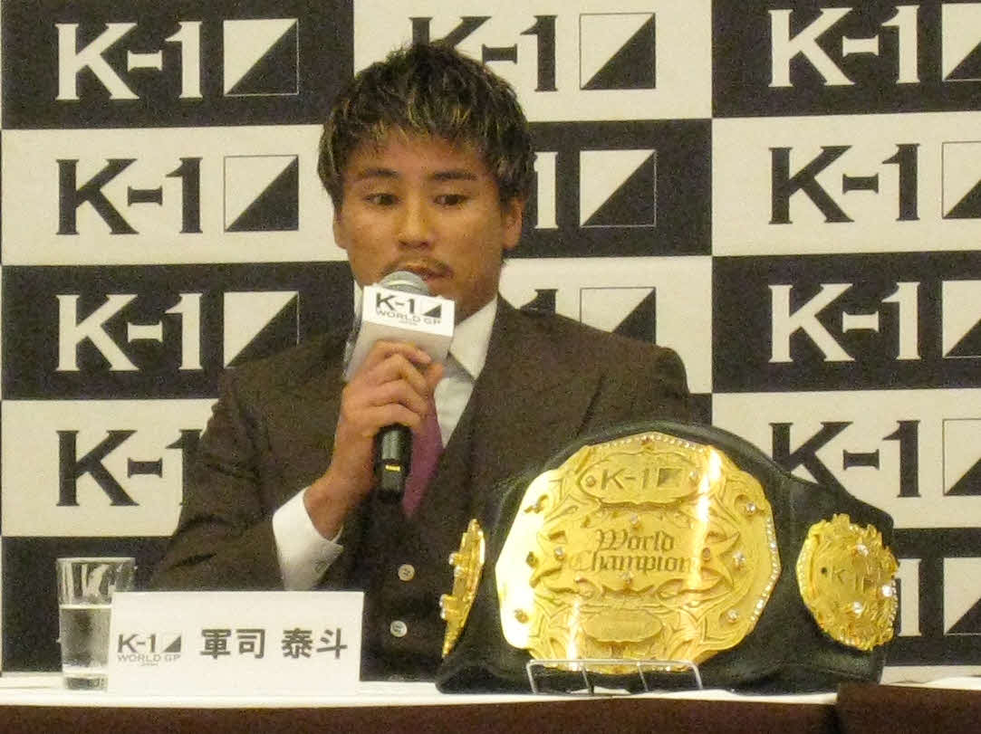 会見するK－1フェザー級王者の軍司泰斗（撮影・吉池彰）