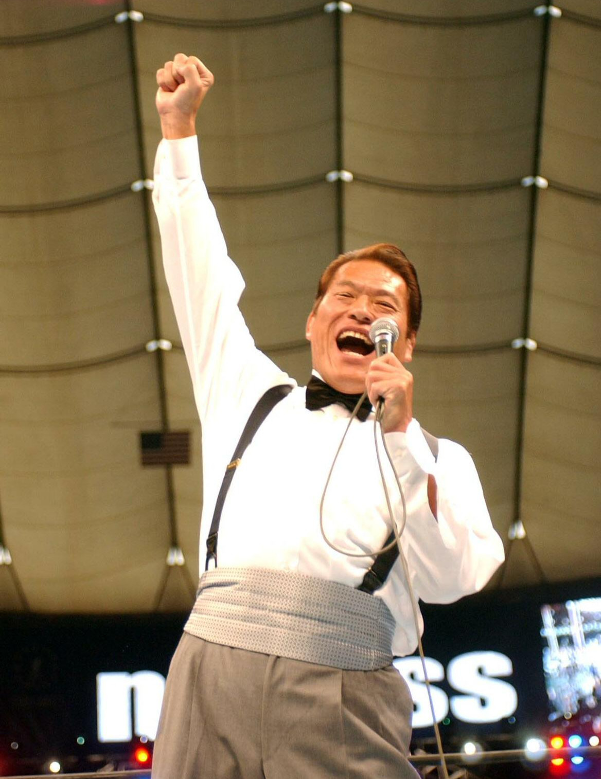 04年5月、東京ドームで「ダー！」を披露するアントニオ猪木さん