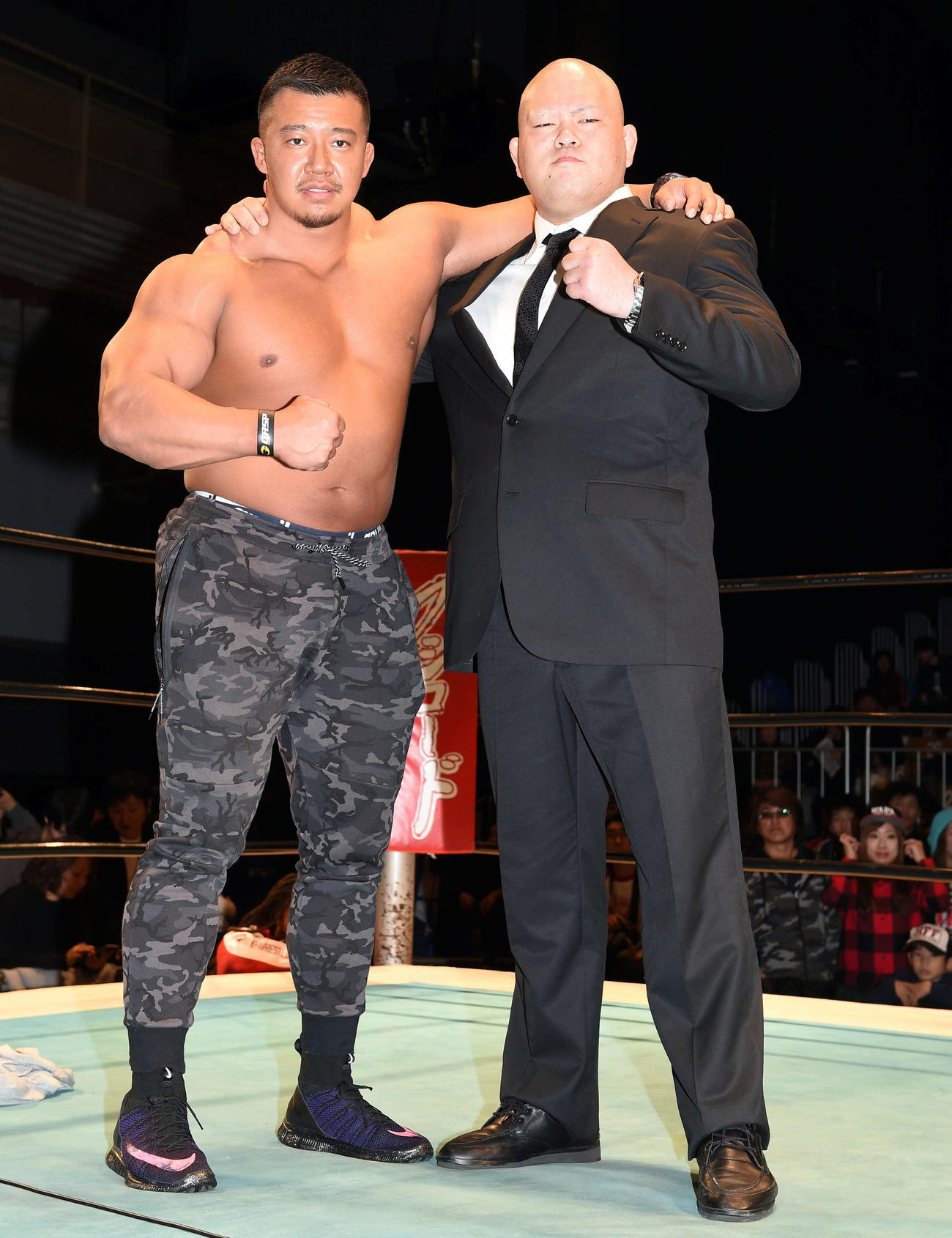 新日本プロレスの新入団会見でポーズを決める岡倫之（右）と北村克哉さん（2016年1月3日撮影）
