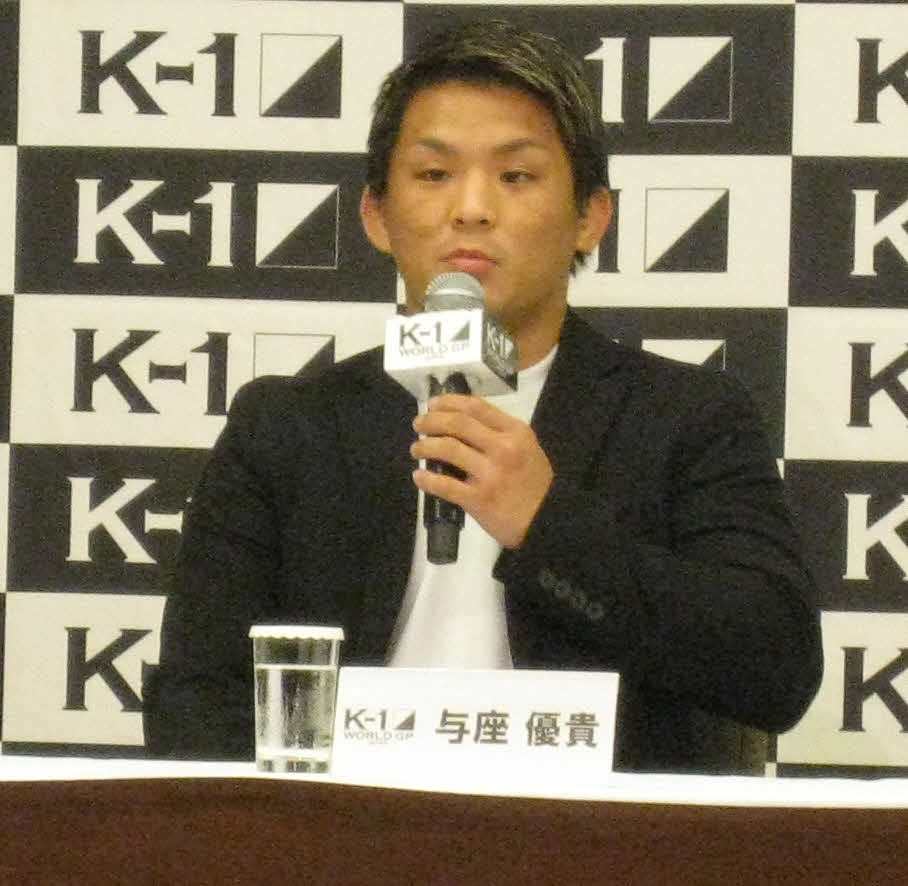 会見する与座優貴（撮影・吉池彰）