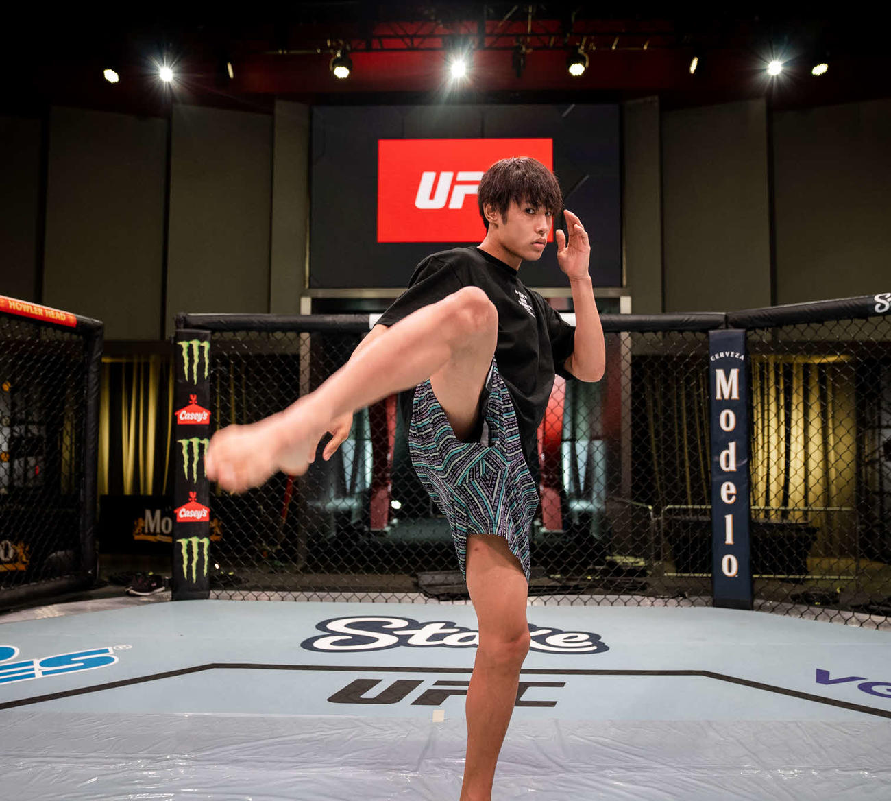 試合会場のオクタゴン（金網）の感触を確認するUFCフライ級の平良達郎