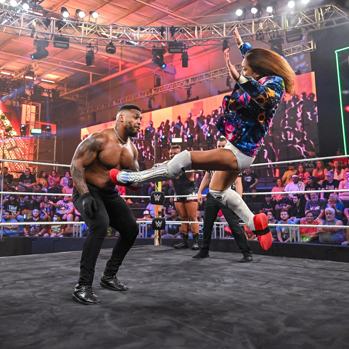 ブライソン・モンタナ（左）にイケメンスラッシュを蹴りこむイケメン二郎（C）2022 WWE, Inc. All Rights Reserved.