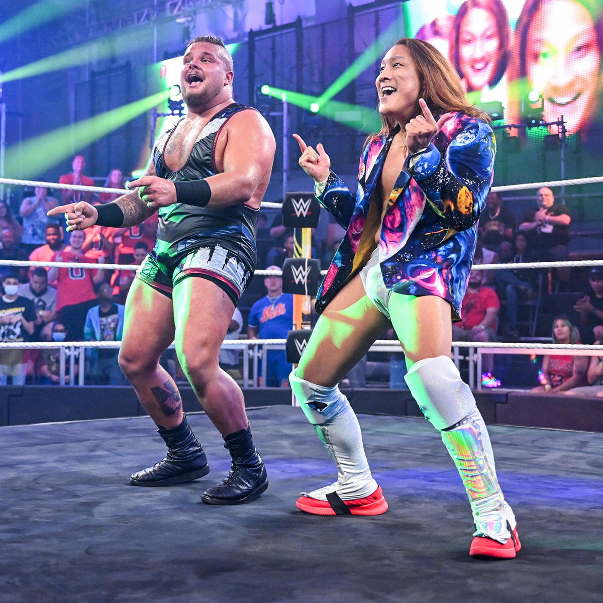 タンク・レジャー（左）とポーズを決めるイケメン二郎（C）2022 WWE, Inc. All Rights Reserved.