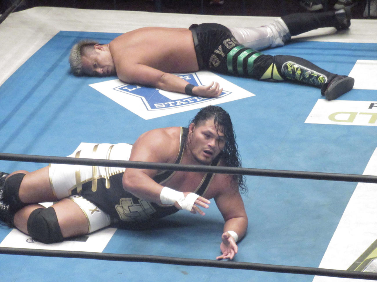 試合に勝利したものの、力を出し切ったYOSHI－HASHI。手前は信じられないといった表情のコブ（撮影・勝部晃多）