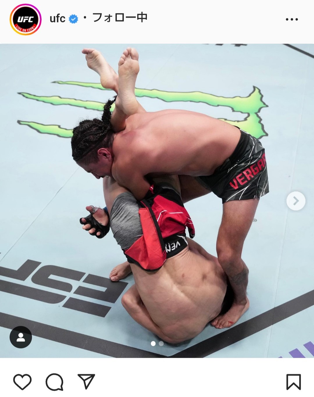 UFC2戦目でC.J.ベルガラ（上）を腕ひしぎ逆十字固めで仕留めた平良達郎（UFC公式インスタグラムより）