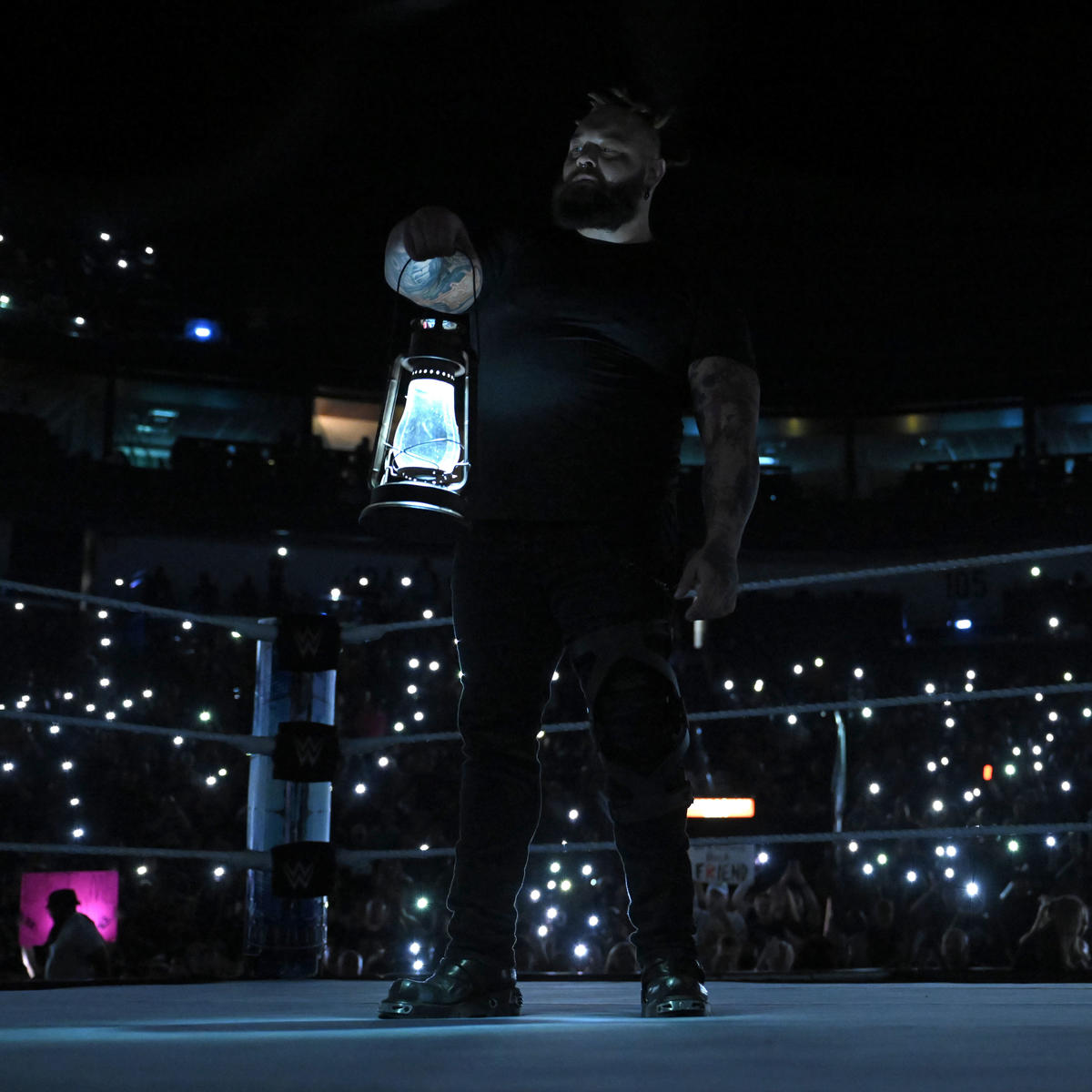 暗闇のリングにランタンを持って入場したブレイ・ワイアット（C）2022 WWE, Inc. All Rights Reserved