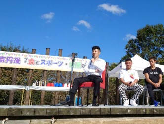 京丹後市のイベントに参加した亀田興毅ファウンダー（左）ら（亀田プロモーション提供）
