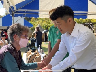 京丹後市のイベントに参加し地元の人と触れ合う亀田興毅ファウンダー（亀田プロモーション提供）