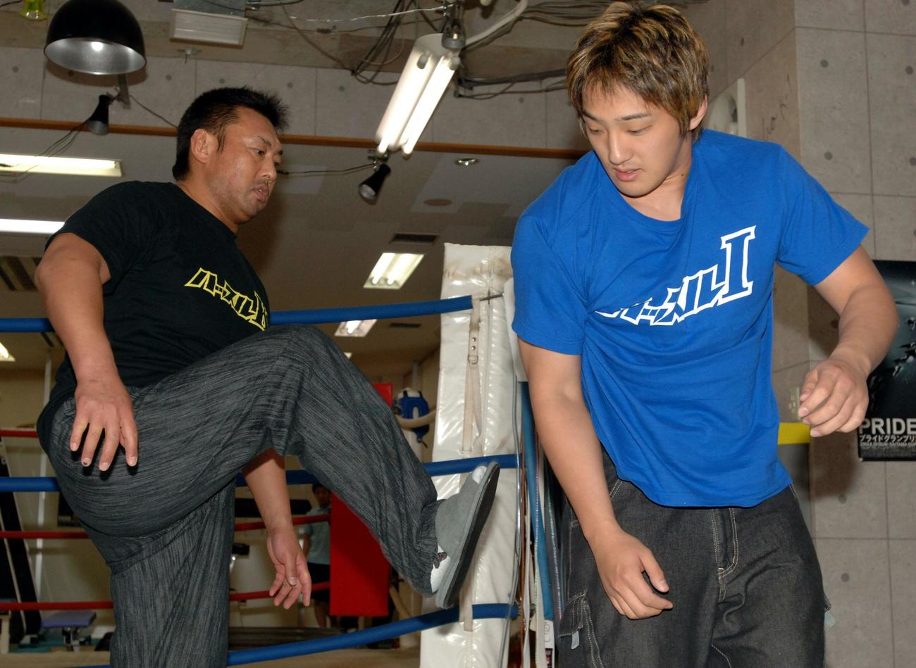 05年、会見に遅れたタイチは川田利明に蹴りを入れられる