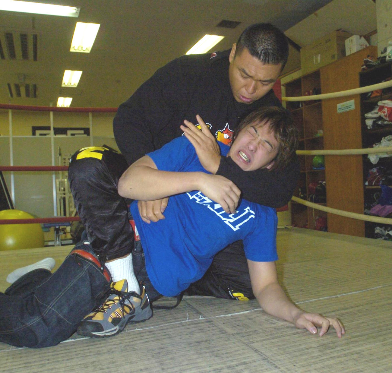 05年、小川直也は川田の代理で訪れたタイチに激怒し裸絞めを仕掛ける