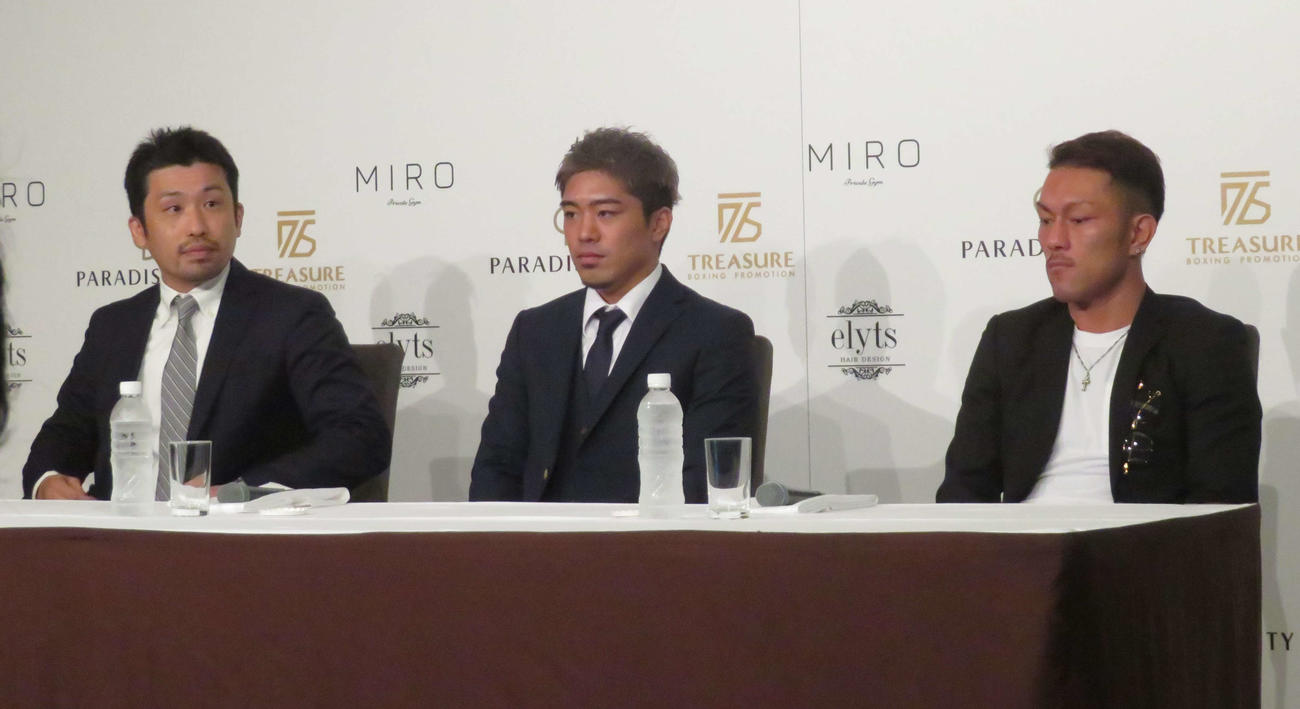 12・3韓国・仁川興行の会見に臨んだ元東洋太平洋スーパーフライ級王者赤穂亮（右端）、元世界王者でTSプロモーションの伊藤雅雪代表（中央）、横浜光ジムの石井一太郎会長