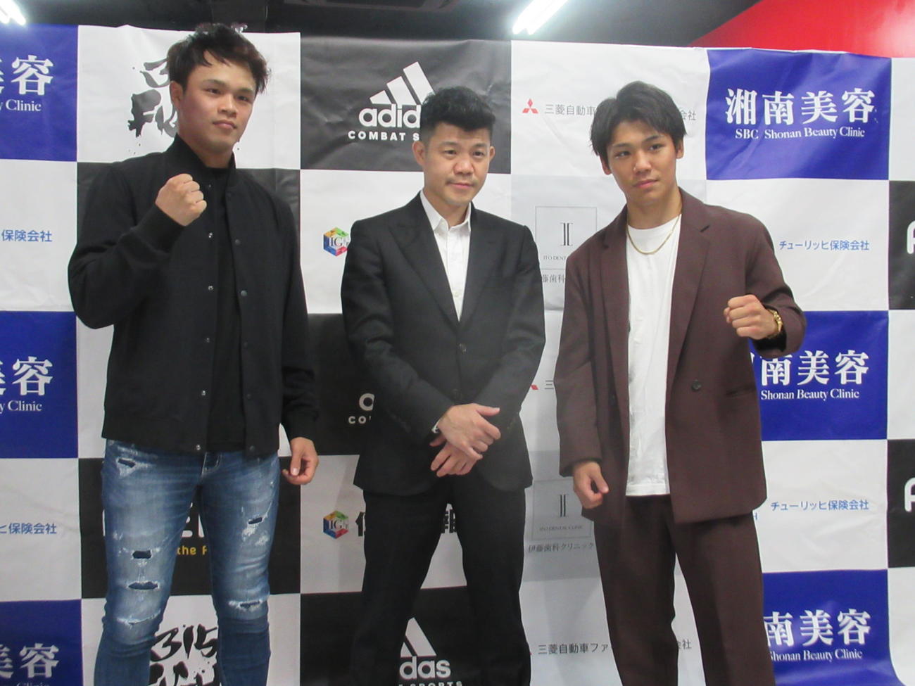 11・27興行の会見に臨んだ亀田興毅氏（中央）と中川（左）、小林（撮影・実藤健一）