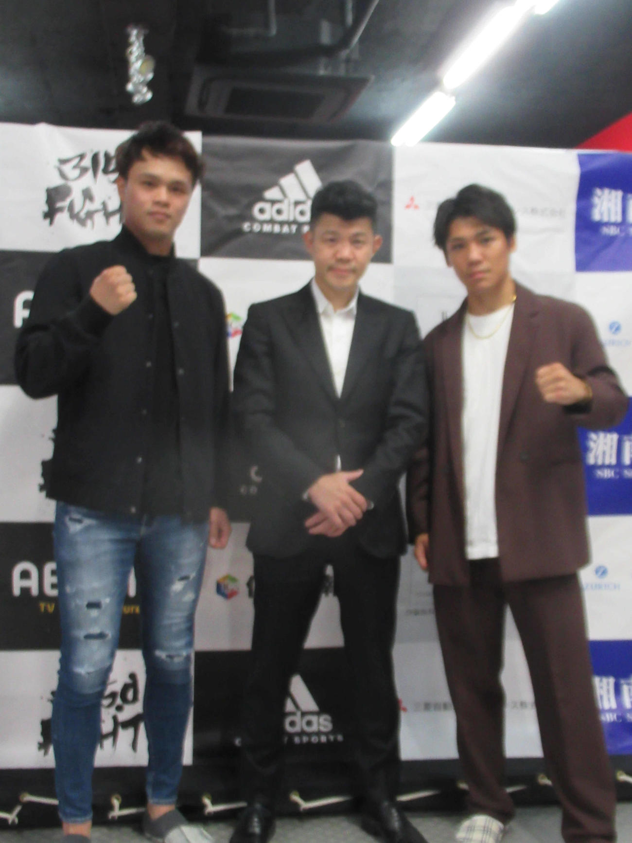 11・27興行の会見に臨んだ亀田興毅氏（中央）と中川（左）、小林（撮影・実藤健一）